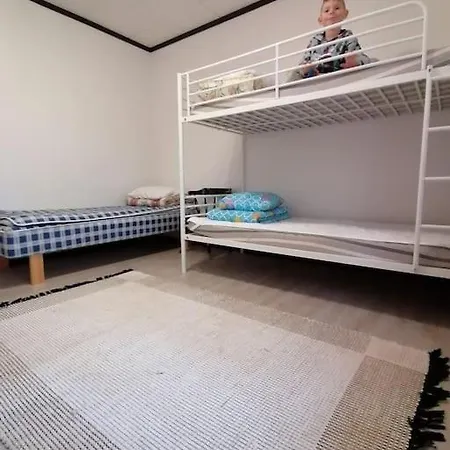 Omakotitalo Suojaisella Tontilla Huoneisto